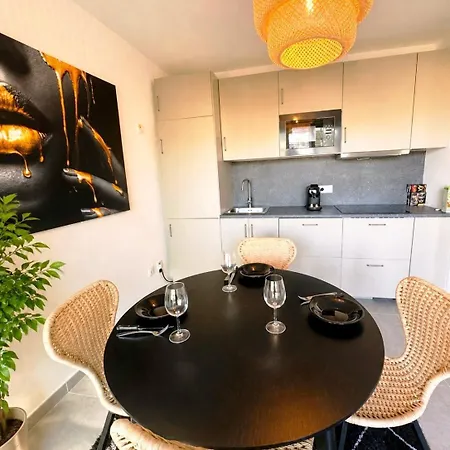 Apartament Luxury Modern Flat & Panoramic View & Wifi *